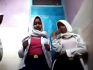 3 Siswi SMP Jilbab Lesbi di Kamar Mandi
